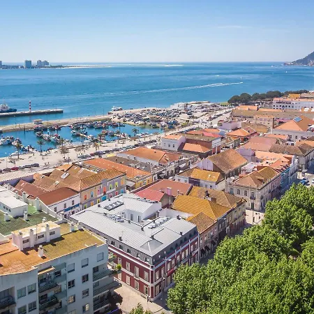 Situado Na Zona Costeira Da * Setúbal